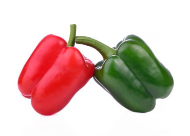 biber kırmızısı ve yeşil beyaz arka planda izole edilmiş.