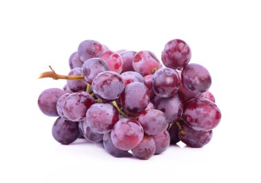 Beyaz arkaplanda kırmızı üzüm izole edildi.