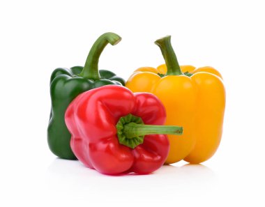 biber kırmızısı, yeşil ve sarı beyaz arka planda izole edilmiş.