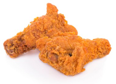 Kızarmış tavuk beyaz arka planda izole edilmiş