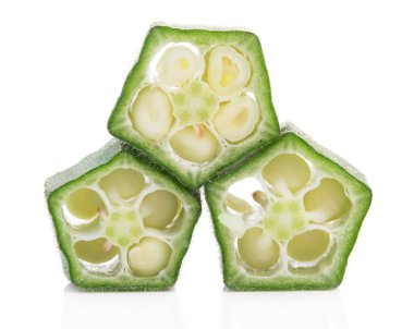 Beyaz arka planda izole edilmiş taze taze bamya