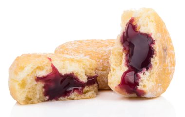 Beyaz arka planda reçelli lezzetli çörekler.