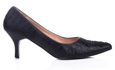 Beyaz arka planda izole edilmiş siyah topuklu kadın ayakkabıları.