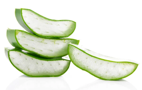 Aloe dilimlenmiş, sağlıklı taze sebze, beyaz bir arka planda izole edilmiş..
