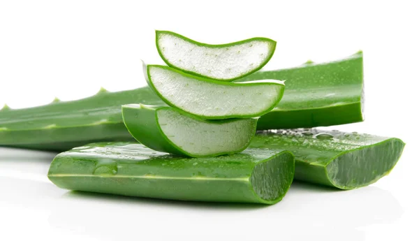 Aloe dilimlenmiş, beyaz bir arkaplanda izole edilmiş.