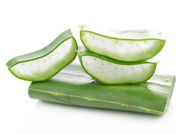 Aloe dilimlenmiş, sağlıklı taze sebze, beyaz bir arka planda izole edilmiş..
