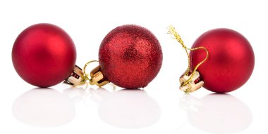 Kırmızı Noel topları, beyaz arka planda izole edilmiş..