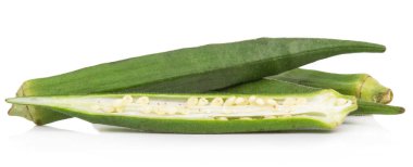 Beyaz arka planda izole edilmiş taze taze bamya