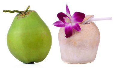 Beyaz arkaplanda izole hindistan cevizi meyvesi.