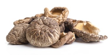 Shiitake mantarları beyaz arka planda izole edilmiş sağlıklı taze sebzeler.