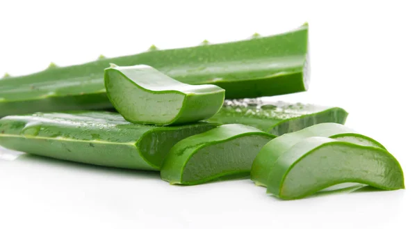 Aloe dilimlenmiş, sağlıklı taze sebze, beyaz bir arka planda izole edilmiş..