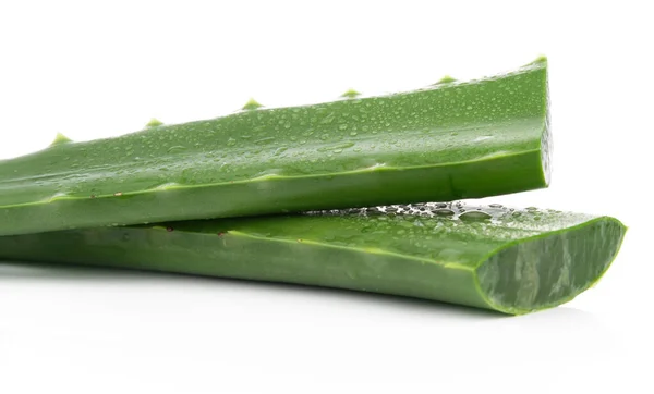 Aloe dilimlenmiş, sağlıklı taze sebze, beyaz bir arka planda izole edilmiş..