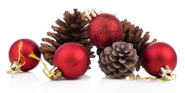 Beyaz arkaplanda izole edilmiş Noel süsü.