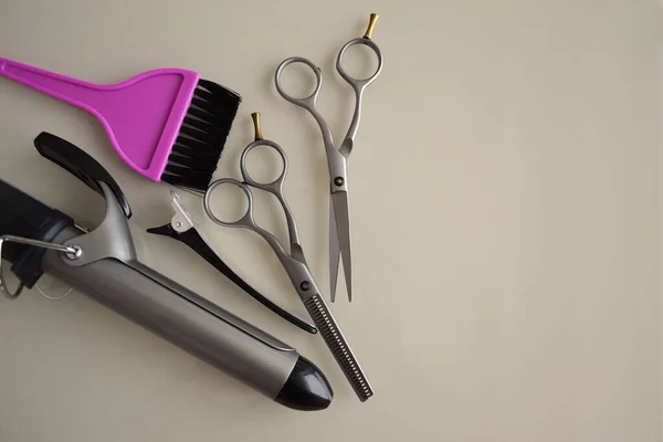 Werkzeuge für die Arbeit eines Friseurs und Stylisten im Schönheitssalon. — Stockfoto