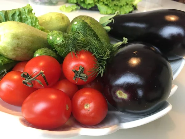 도마도 , 오이, 가지 , 주치니 및 흰 접시의 야채. — 스톡 사진