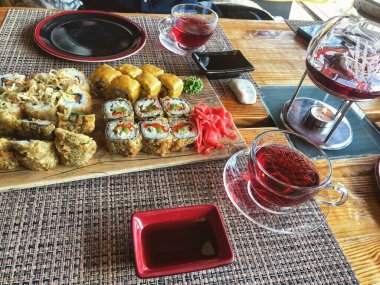 Tabakta yemek tabakları olan bir masa.