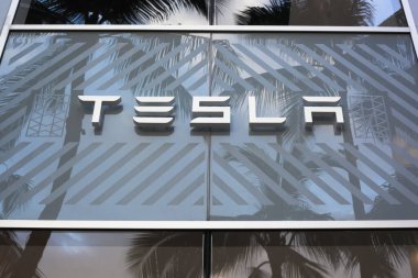 Honolulu, Hawaii - 19 Haziran 2020: Waikiki 'nin lüks semtindeki Tesla Motor galerisinin dışı. 
