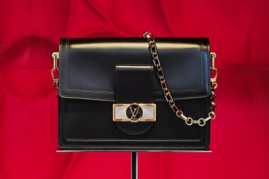 Honolulu, Hawaii - 19 Haziran 2020: Yaz 2020: Waikiki 'de yeni açılan Louis Vuitton butiğinde altın zincir ve kovayla sergilenen siyah deri deri bir çanta.