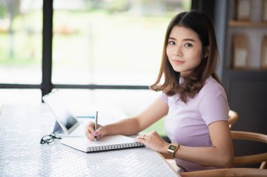 kafede çalışan güzel kadın