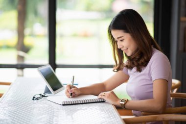 kafede çalışan güzel kadın