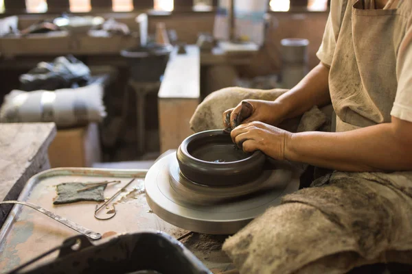 土鍋に柔らかい粘土を整形陶工の手 — ストック写真