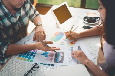 İki kişi bir proje hakkında konuşuyor, iş konsepti.