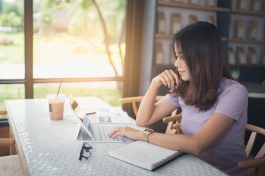 kafede çalışan güzel kadın