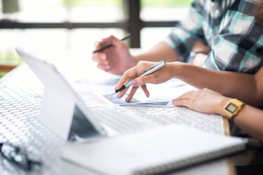 İki kişi bir proje hakkında konuşuyor, iş konsepti.