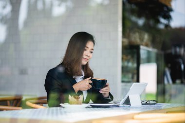 kafede çalışan güzel kadın