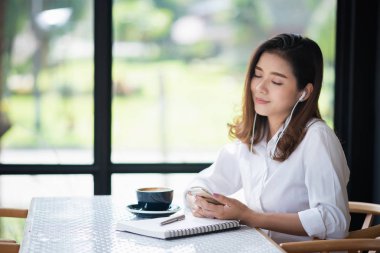 kafede çalışan güzel kadın