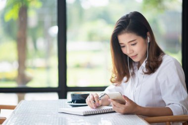 kafede çalışan güzel kadın