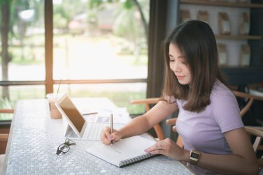 kafede çalışan güzel kadın