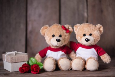 Ahşap arka plan üzerinde iki oyuncak ayı, yakın çekim