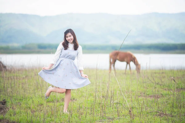 アジアの女の子旅行美しい場所と馬の背景の肖像画 — ストック写真