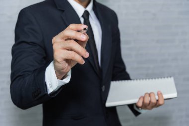 El iş adamı yazma veya yazma