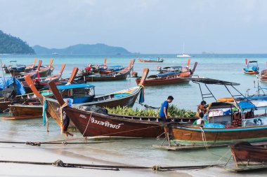 2016 18 Ekim işçi lipe Satun Tayland Adası harika yere vasıl belgili tanımlık kıyı üzerinde çalışıyoruz