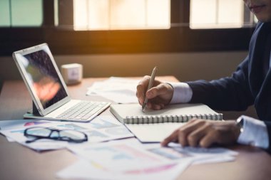 Masa başı işinde çalışan bir iş adamı.