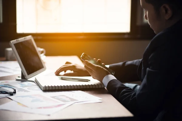 Empresario Que Utiliza Móvil Trabaja Negocio Oficina Escritorio —  Fotos de Stock