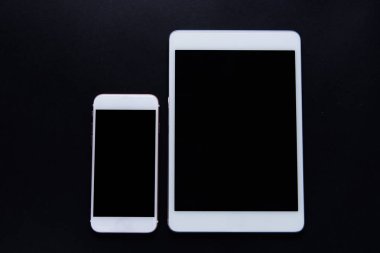 Mobil ve tablet koyu arka plan üzerinde