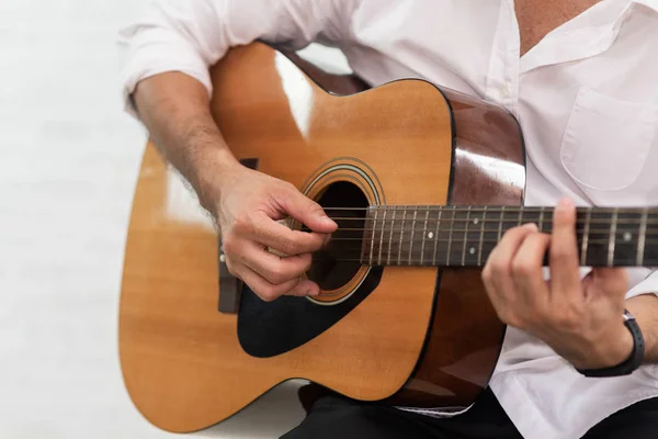 Hombre Tocando Guitarra Sobre Fondo Blanco — Foto de Stock