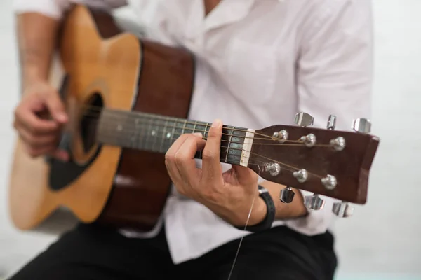 Hombre Tocando Guitarra Sobre Fondo Blanco — Foto de Stock