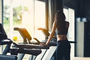 spor kız spor salonunda treadmill ayakta