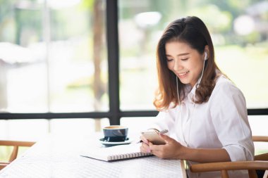 kafede çalışan güzel kadın