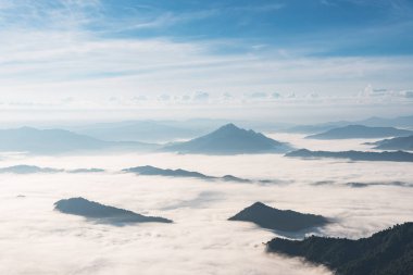 dağ ve mavi gökyüzü sabah sis