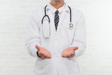 Beyaz arkaplanda Doktor 'un Portresi