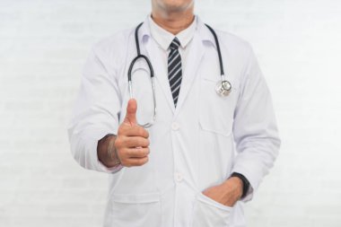 Beyaz arkaplanda Doktor 'un Portresi