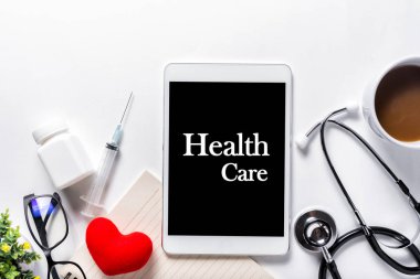 Tıbbi ve sağlık sigortası arka planı araçları düz yatıyordu