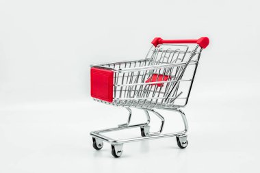 Beyaz arka plan üzerinde izole sepeti yakın çekim