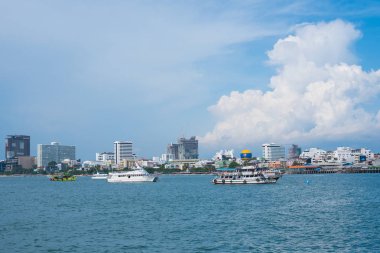 2015 05 Haziran Pattaya şehir ve deniz chonburi, Tayland, mavi gökyüzü ile