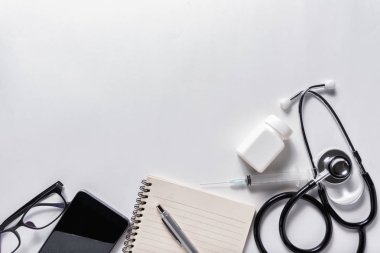 Tıbbi ve sağlık sigortası arka planı araçları düz yatıyordu